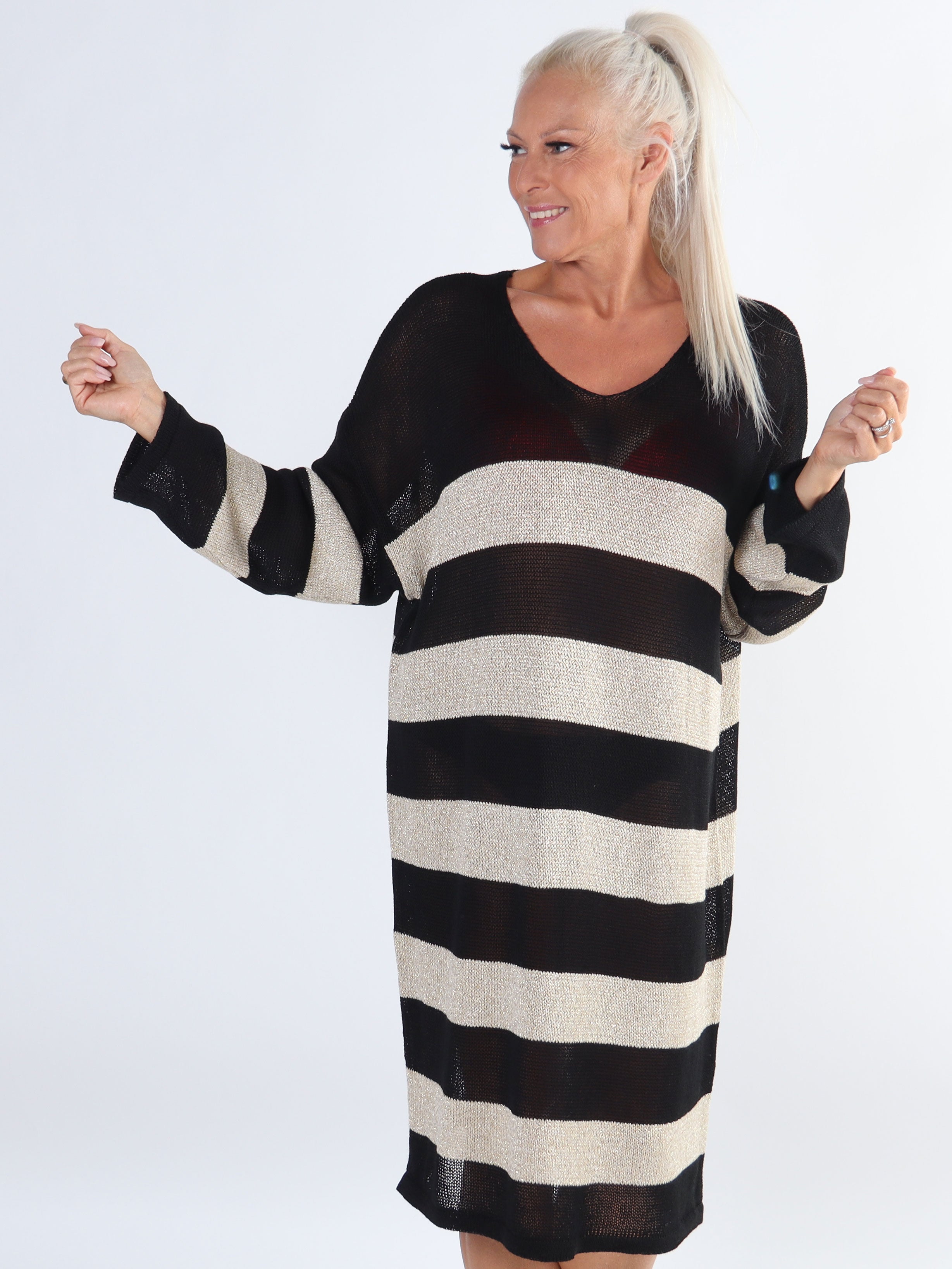 Dima Dress - Plus size stickad klänning i viskos med guld ränder